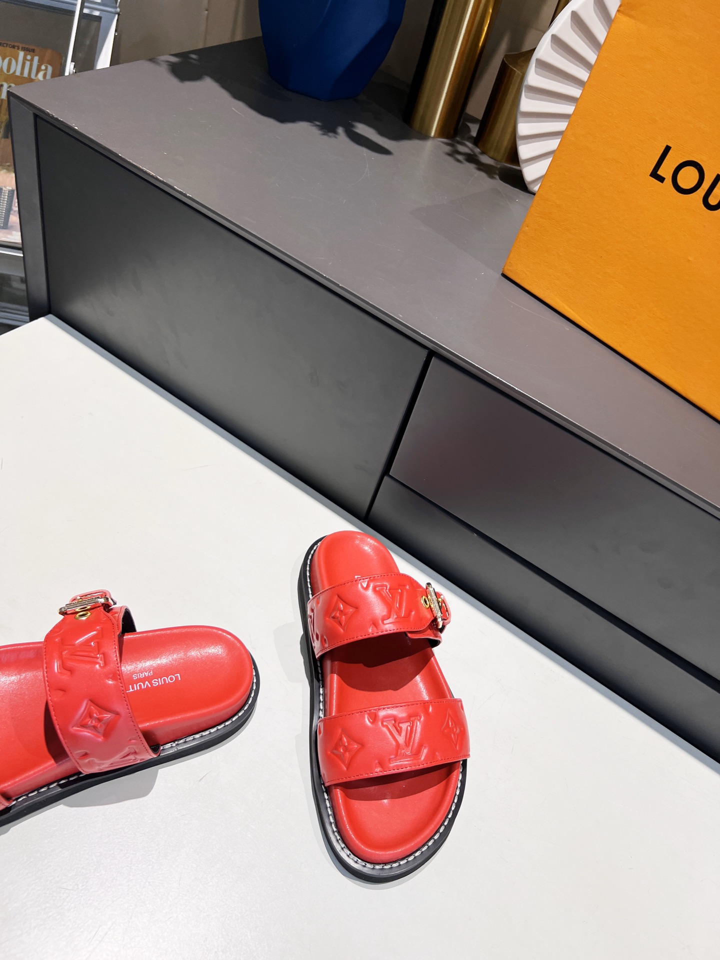 L0vis Vvtt0n Women’s Bom Dia Flat Mule Red For Women LV