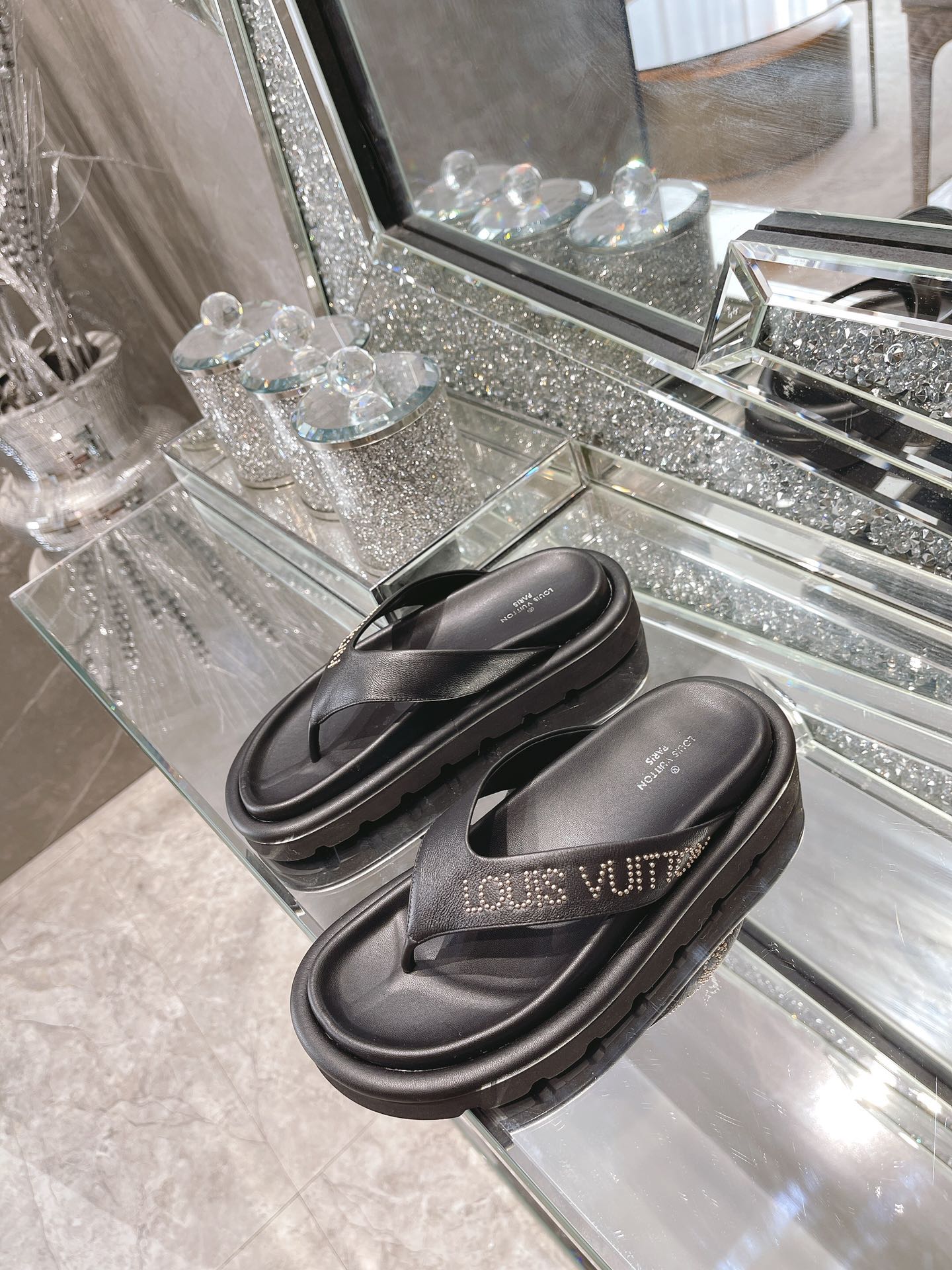 L0vis Vvtt0n Women’s The Pool Pillow Flat Comfort Thong Black For Women LV 1AABF9