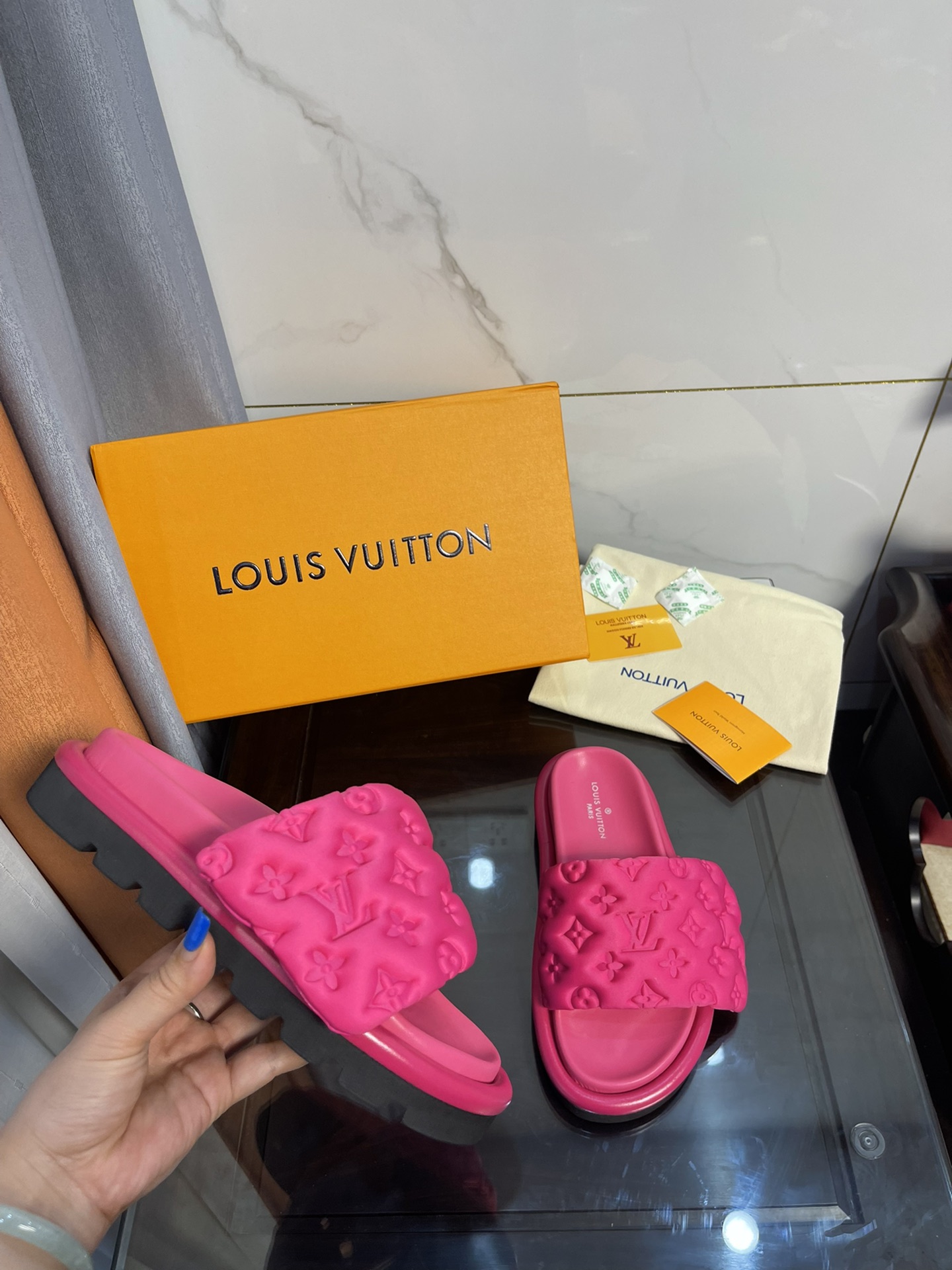 L0vis Vvtt0n Women’s Pool Pillow Comfort Flat Mule Fuchsia Pink For Women LV 1AA1DO