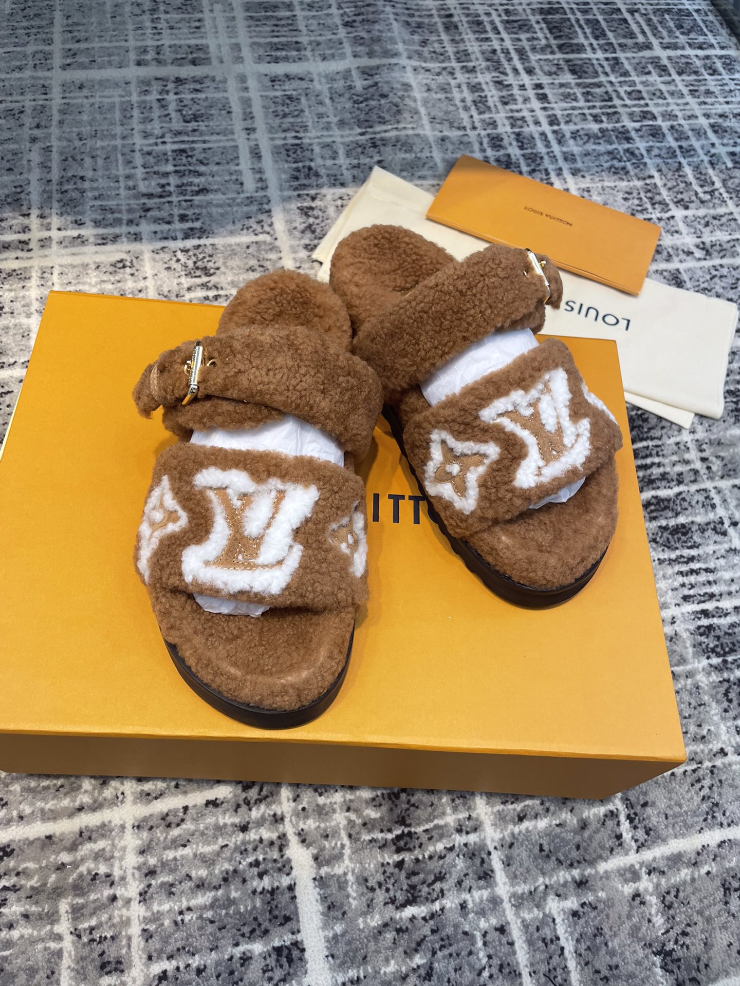 L0vis Vvtt0n Women’s Paseo Flat Comfort Mule Cognac For Women LV 1AACRN