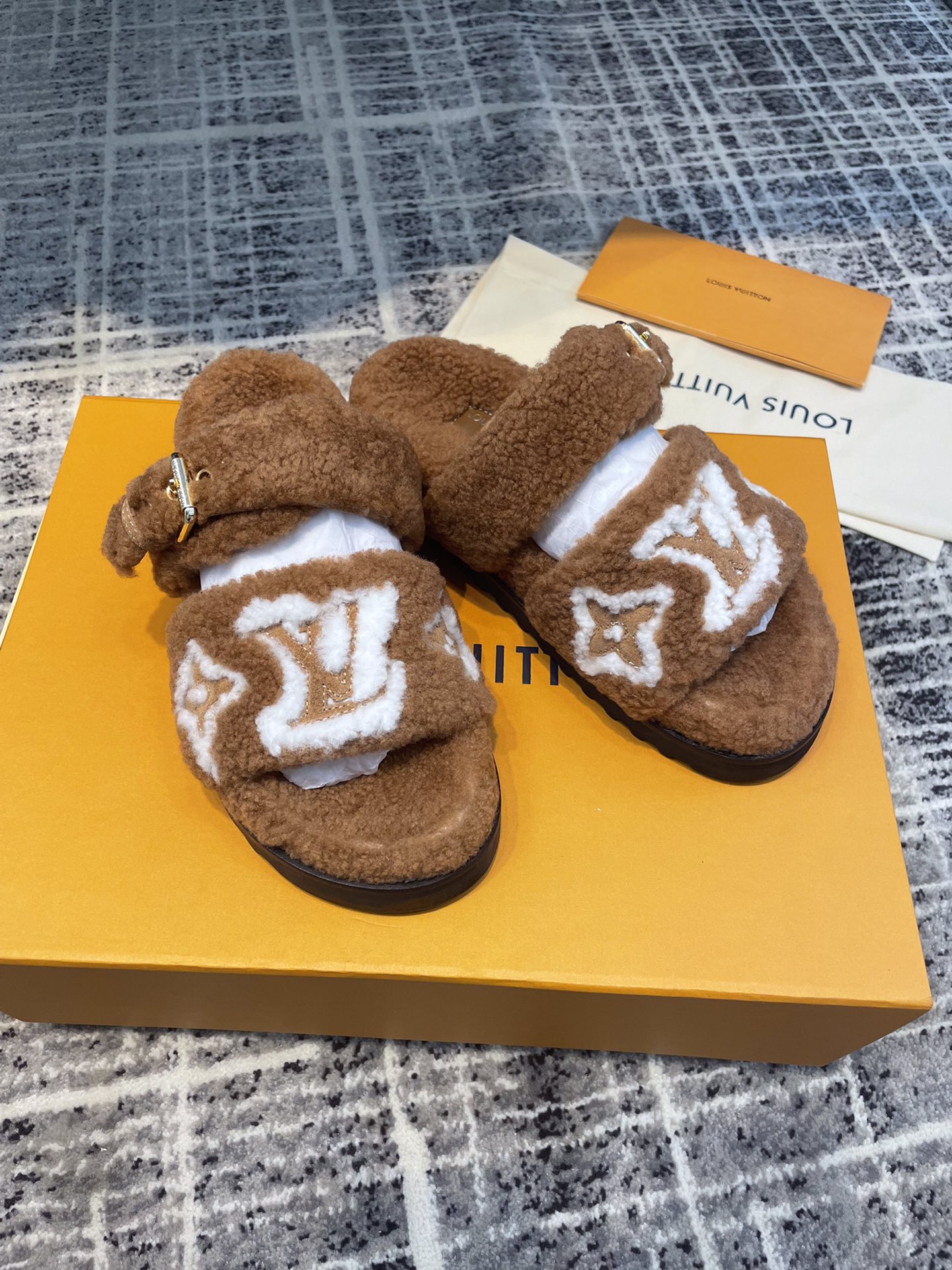 L0vis Vvtt0n Women’s Paseo Flat Comfort Mule Cognac For Women LV 1AACRN