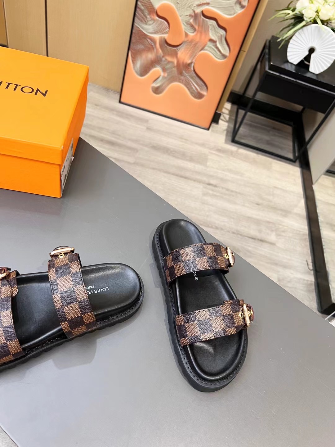 L0vis Vvtt0n Women’s Bom Dia Flat Mule Brown For Women LV