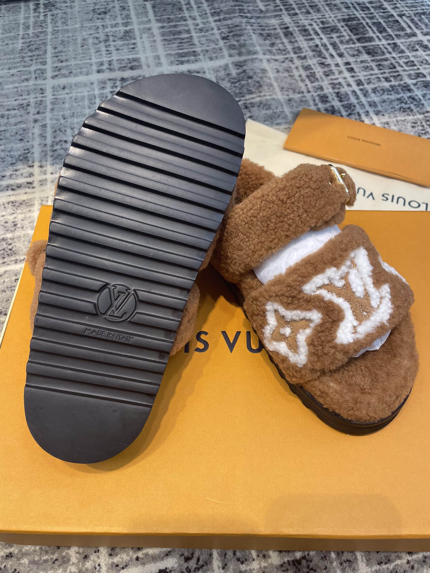 L0vis Vvtt0n Women’s Paseo Flat Comfort Mule Cognac For Women LV 1AACRN