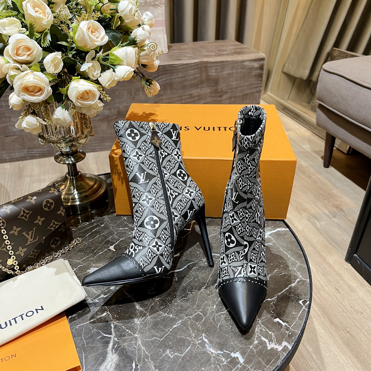 L0vis Vvtt0n Women’s Cherie Ankle Boots White Women LV