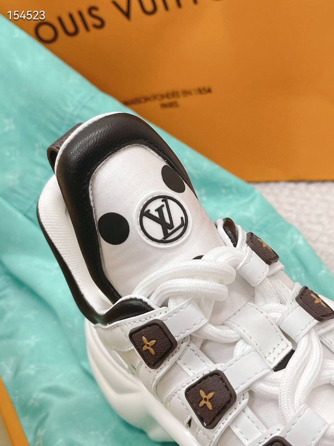 L0vis Vvtt0n Women’s LV Archlight Sneaker White For Women LV 1AA0ON