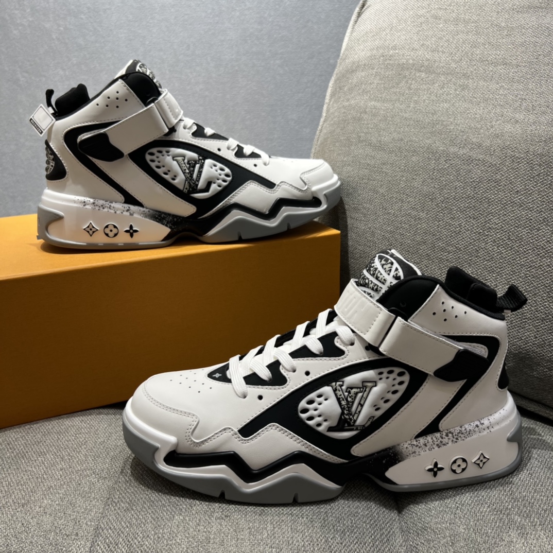 L0vis Vvtt0n LV Trainer 2 Sneaker White For Men LV 1AAH95