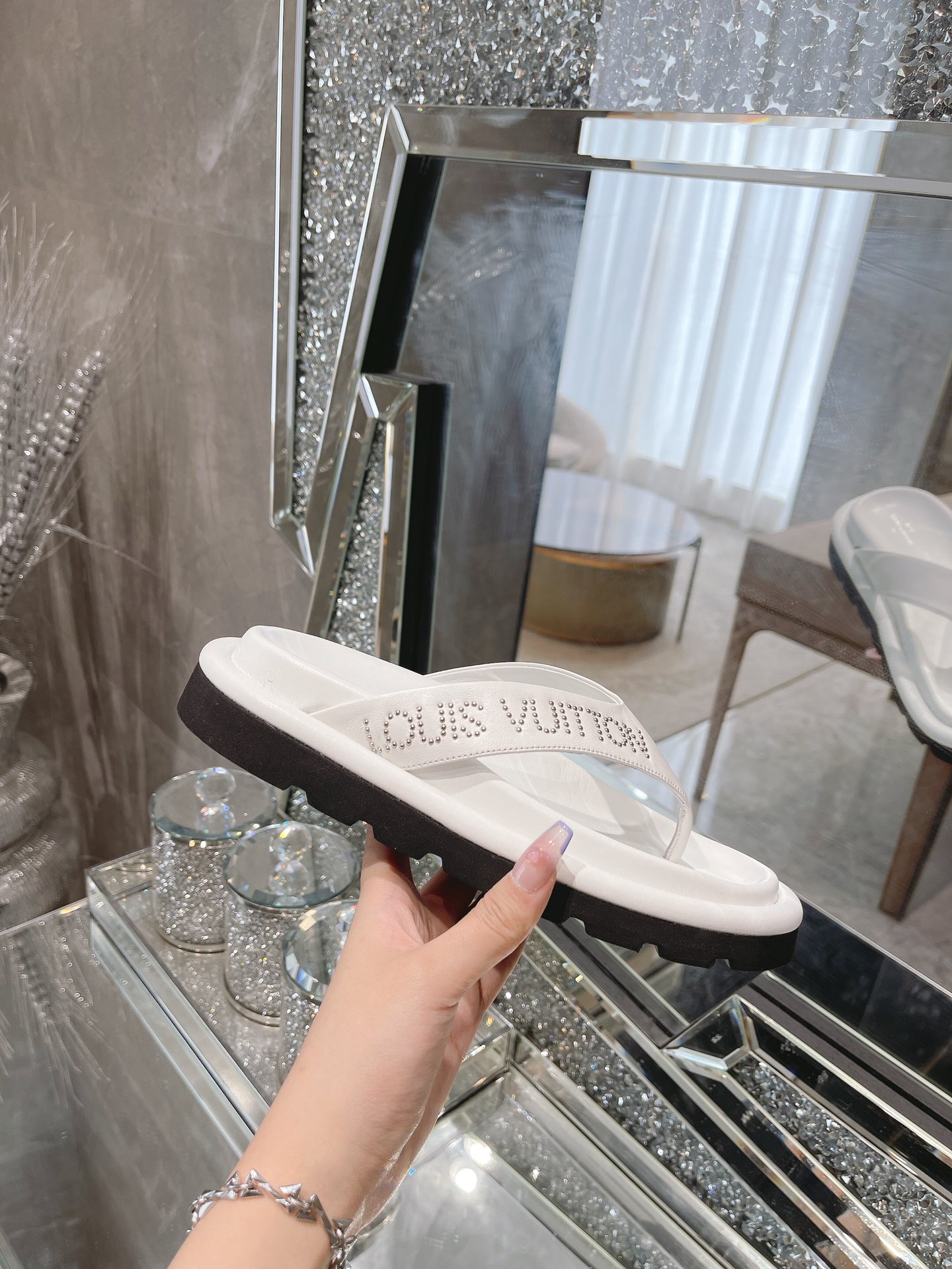 L0vis Vvtt0n Women’s The Pool Pillow Flat Comfort Thong White For Women LV 1AABFK