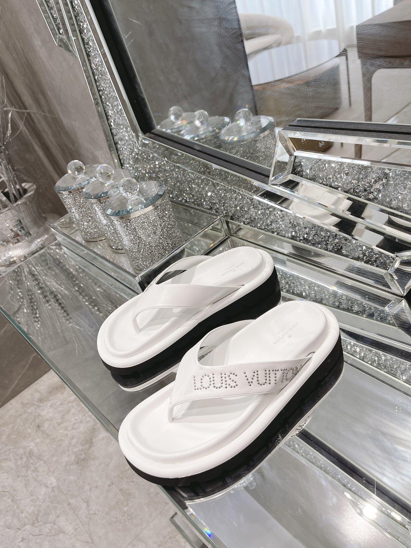 L0vis Vvtt0n Women’s The Pool Pillow Flat Comfort Thong White For Women LV 1AABFK