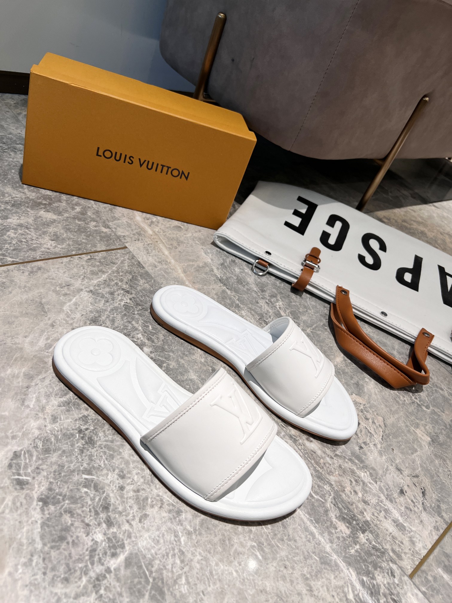 L0vis Vvtt0n Women’s Magnetic Flat Mule White For Women LV