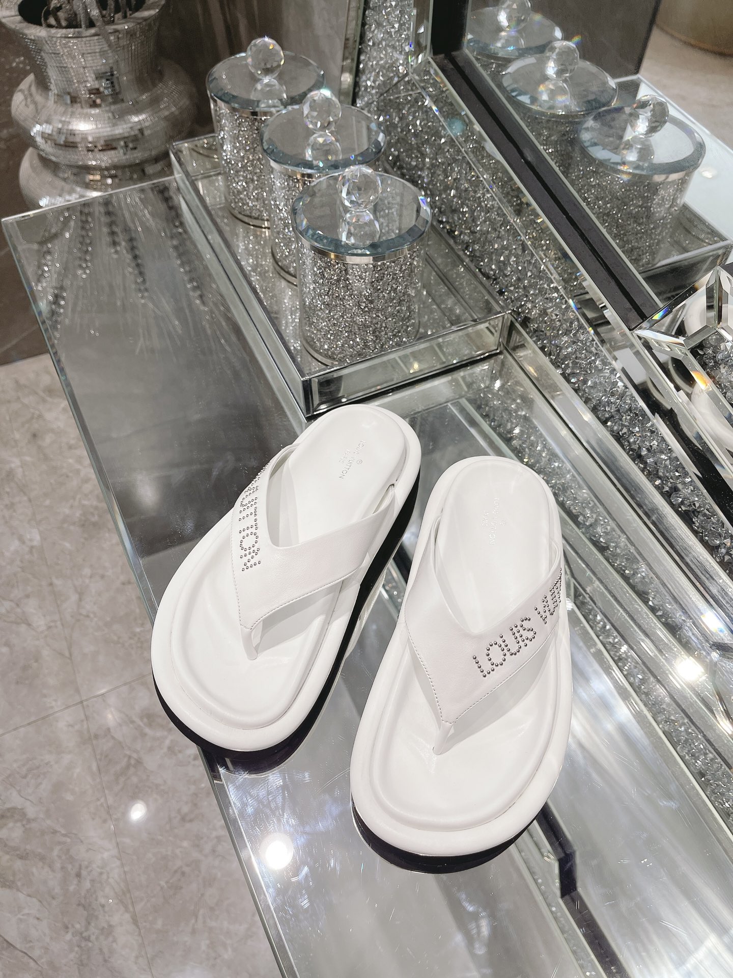 L0vis Vvtt0n Women’s The Pool Pillow Flat Comfort Thong White For Women LV 1AABFK