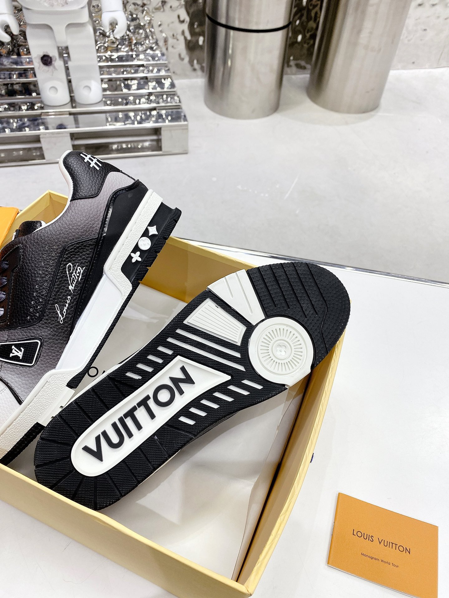 L0vis Vvtt0n Women’s LV Trainers Black For Women LV