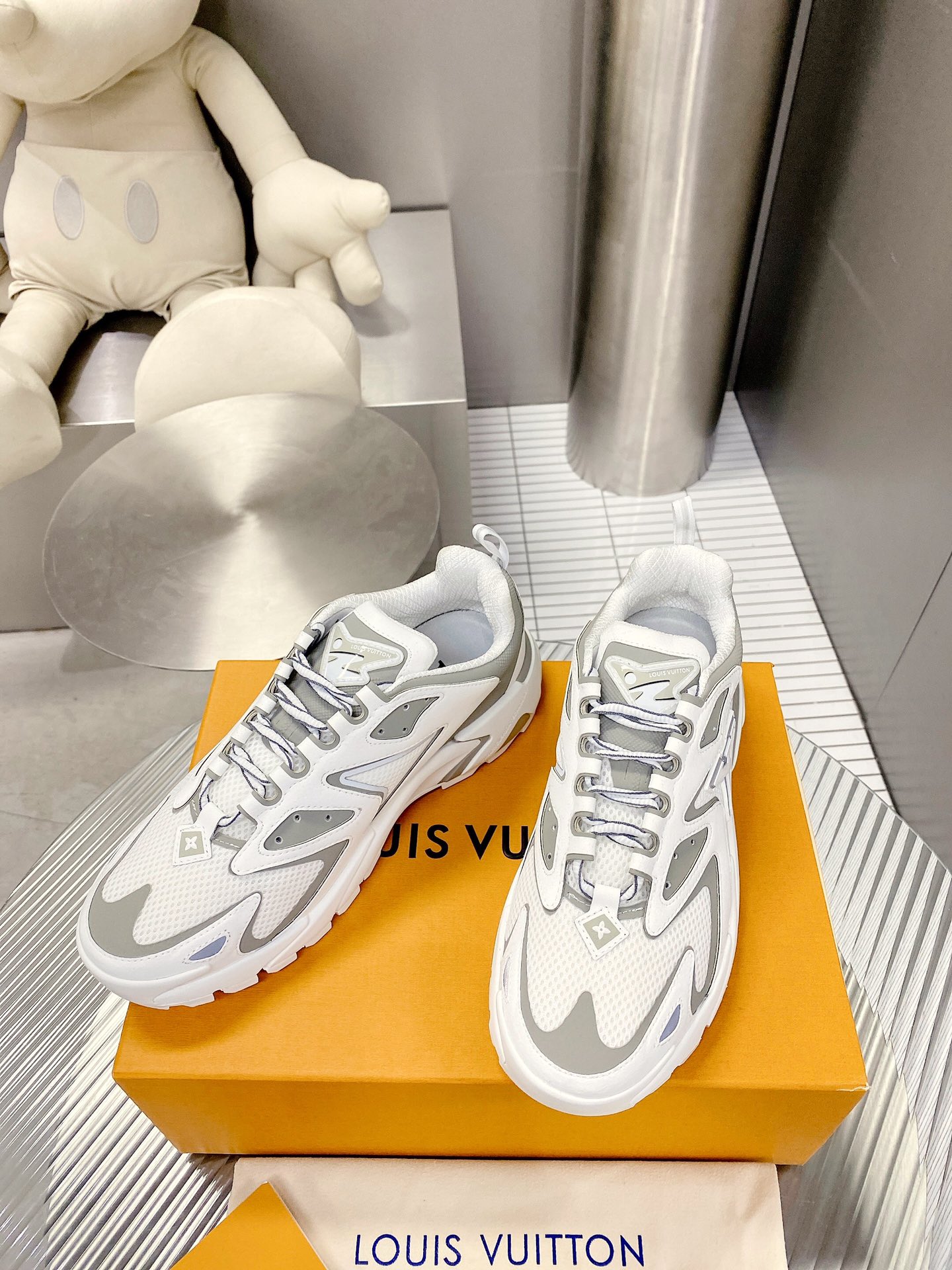 L0vis Vuittion LV Runner Tatic Sneaker White For Men LV 1A9TUZ