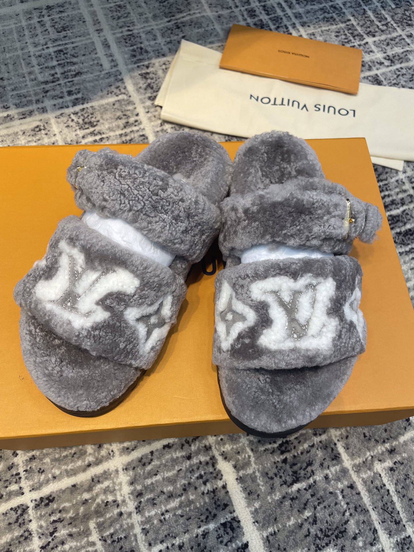 L0vis Vvtt0n Women’s Paseo Flat Comfort Mule Grey For Women LV