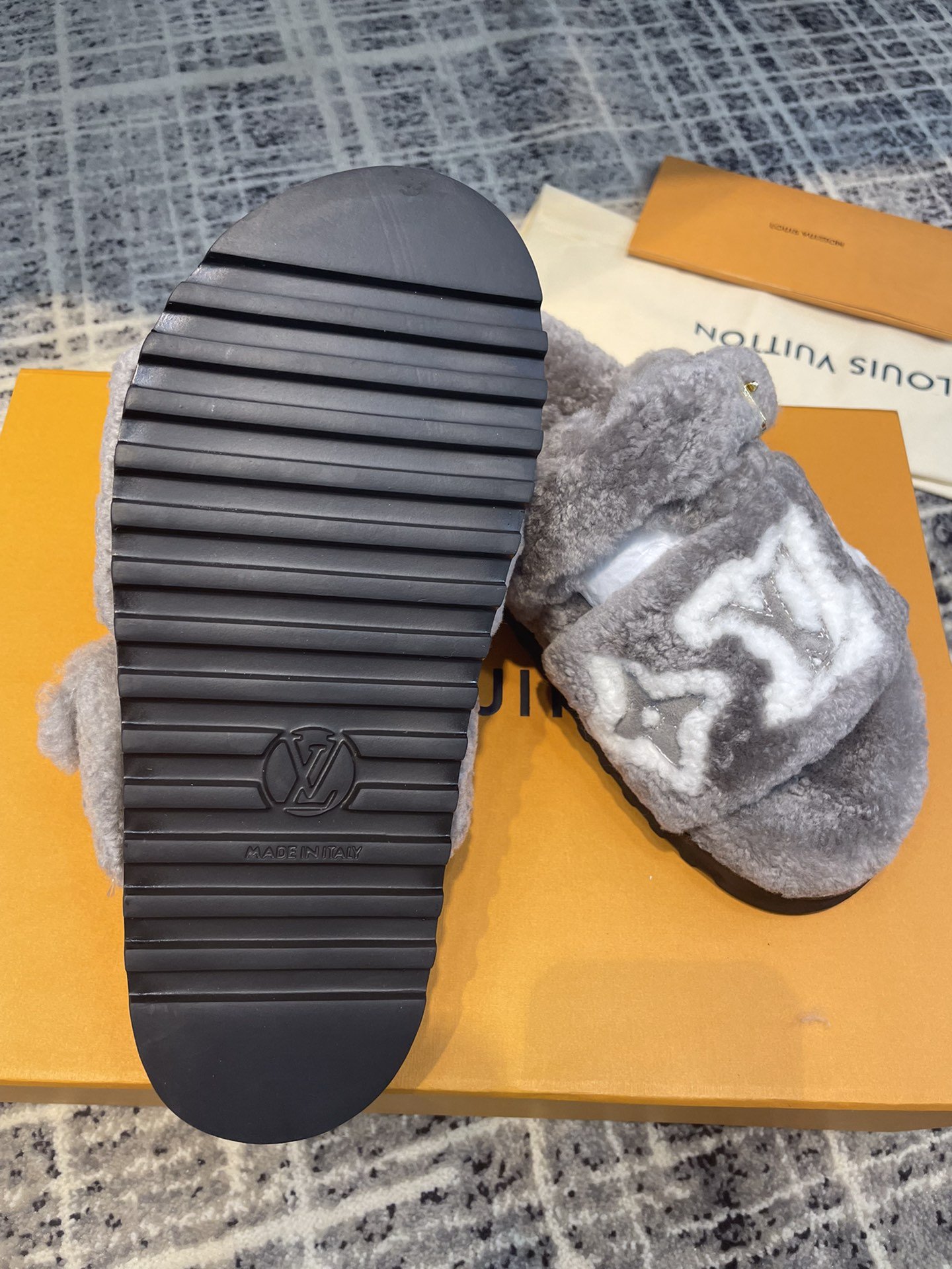 L0vis Vvtt0n Women’s Paseo Flat Comfort Mule Grey For Women LV