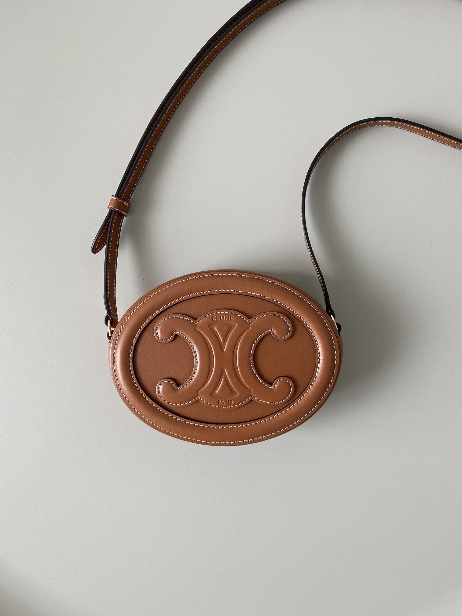 Ce1i*e Crossbody Oval Purse Cuir Triomphe Brown For Women 6in/16cm 10I703DPQ.04LU