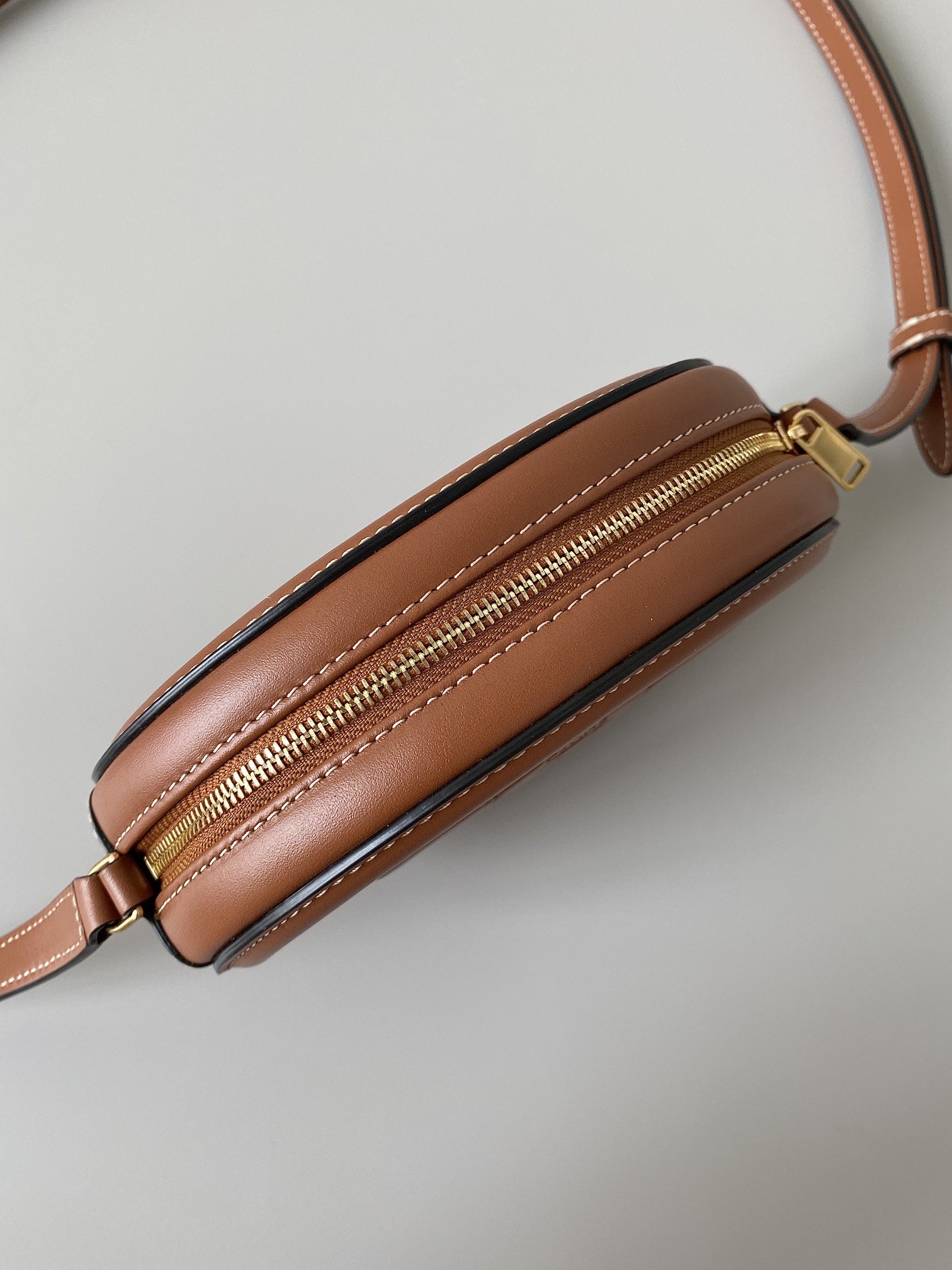 Ce1i*e Crossbody Oval Purse Cuir Triomphe Brown For Women 6in/16cm 10I703DPQ.04LU