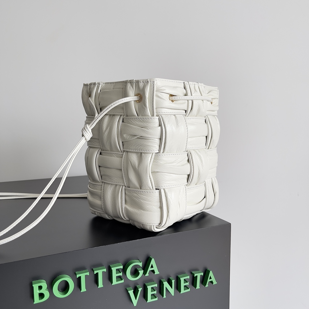 B0tt*ga Ven*ta Small Cassette Bucket Bag White, For Women, Women’s Bags 7.1in/18cm 717187V2FY39009